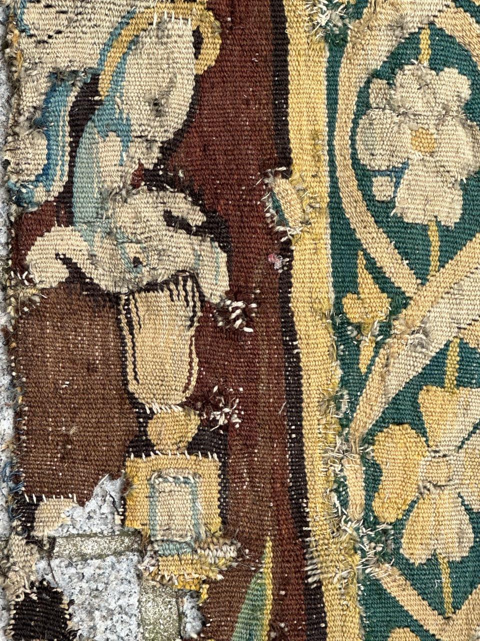 Schönes antikes französisches Aubusson-Wandteppichfragment aus dem 17. Jahrhundert (Wolle) im Angebot