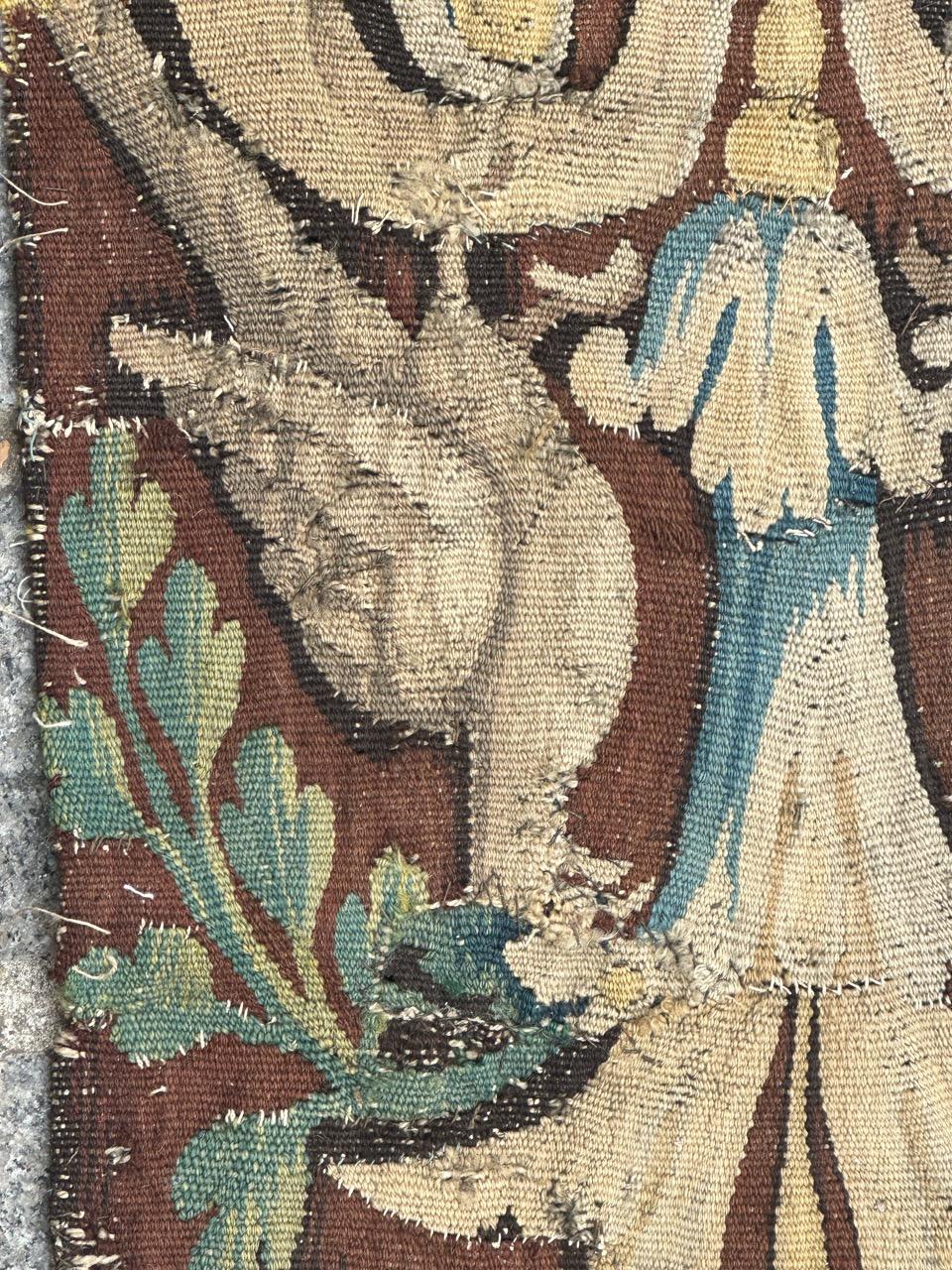Bonito fragmento antiguo de tapiz de Aubusson francés del siglo XVII Lana en venta