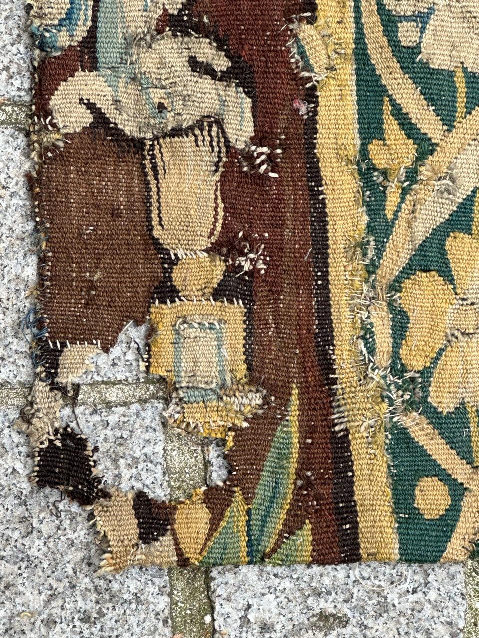 Schönes antikes französisches Aubusson-Wandteppichfragment aus dem 17. Jahrhundert im Angebot 1