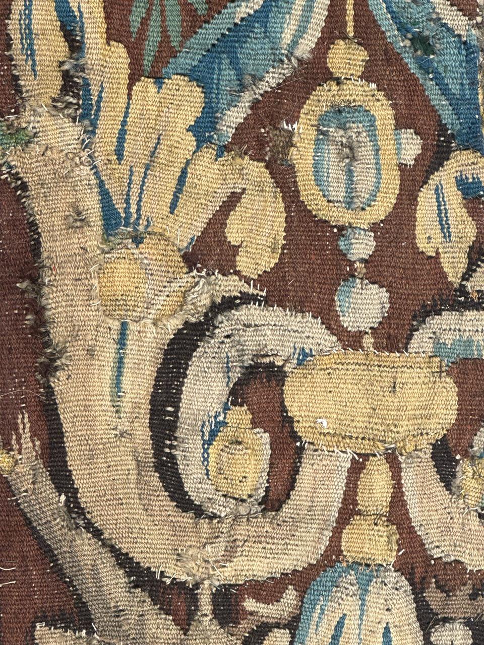 Bonito fragmento antiguo de tapiz de Aubusson francés del siglo XVII en venta 1