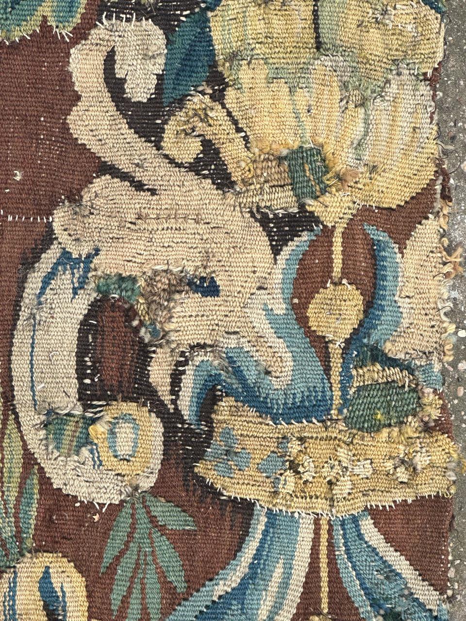 Bonito fragmento antiguo de tapiz de Aubusson francés del siglo XVII en venta 2