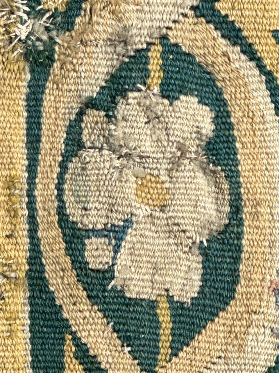 Schönes antikes französisches Aubusson-Wandteppichfragment aus dem 17. Jahrhundert im Angebot 3