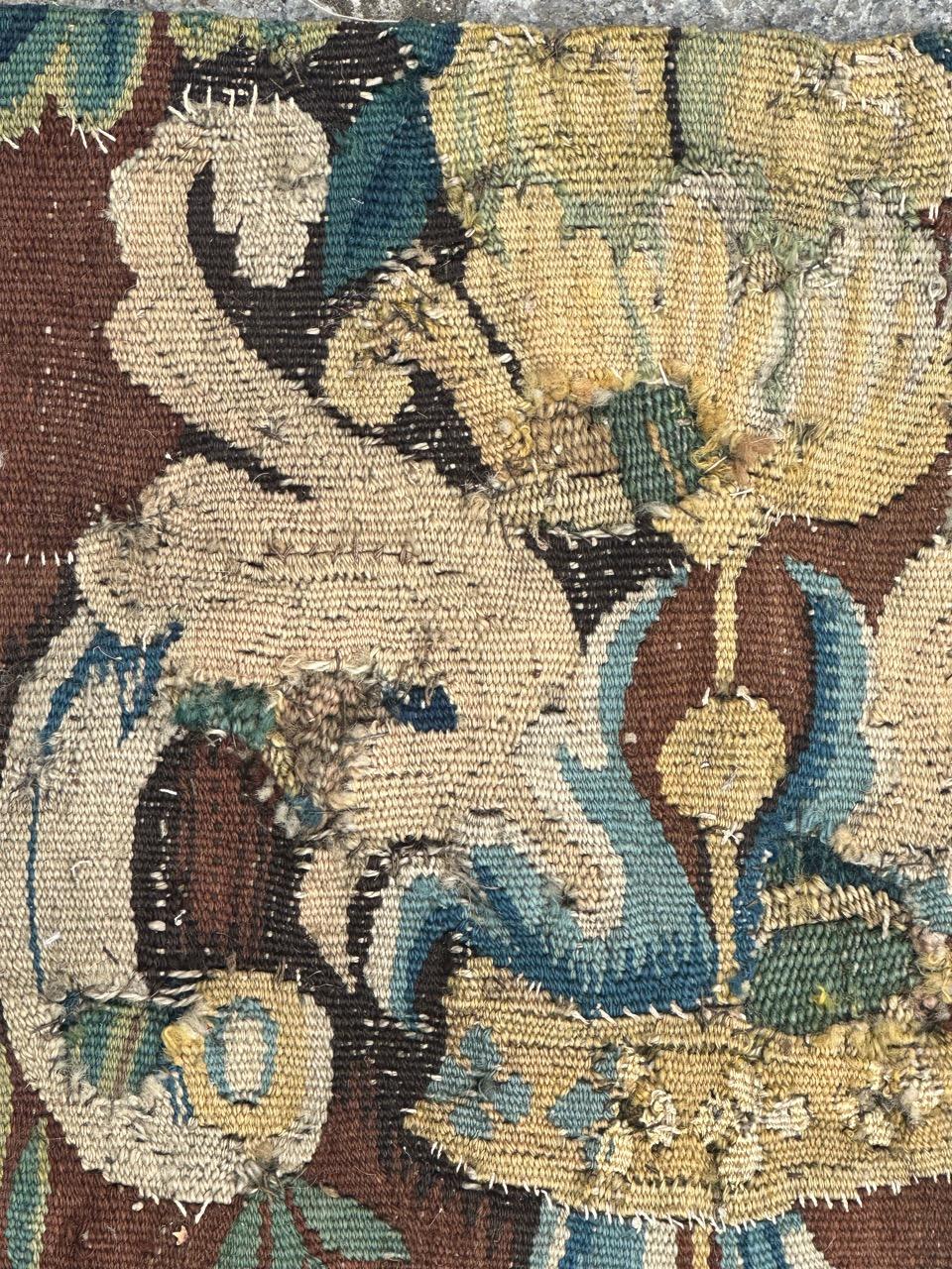 Bonito fragmento antiguo de tapiz de Aubusson francés del siglo XVII en venta 3