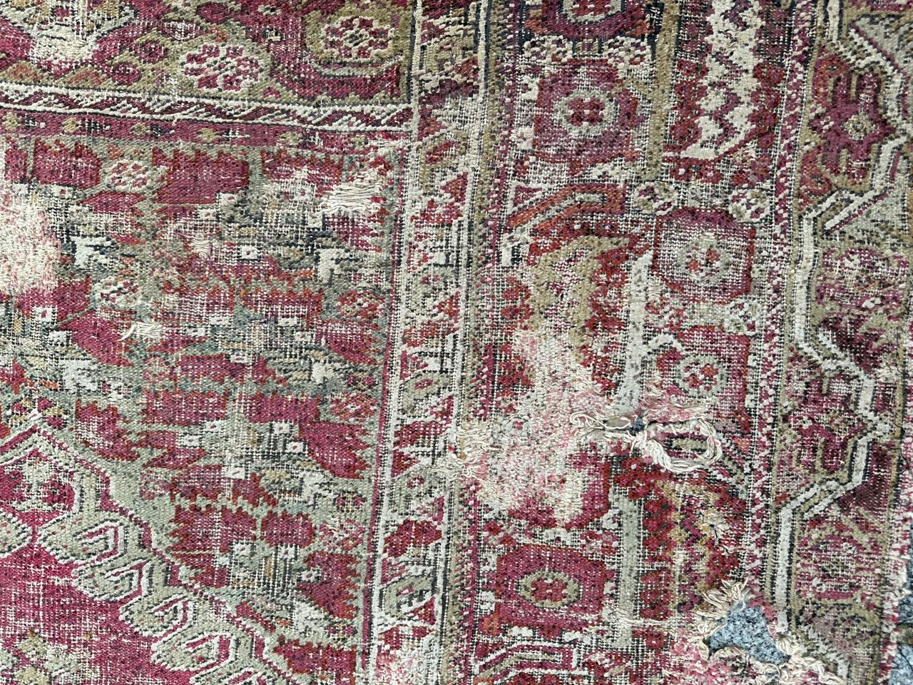 Bobyrug’s Pretty Antique 18th century distressed Turkish Ghyordes rug In Distressed Condition For Sale In Saint Ouen, FR