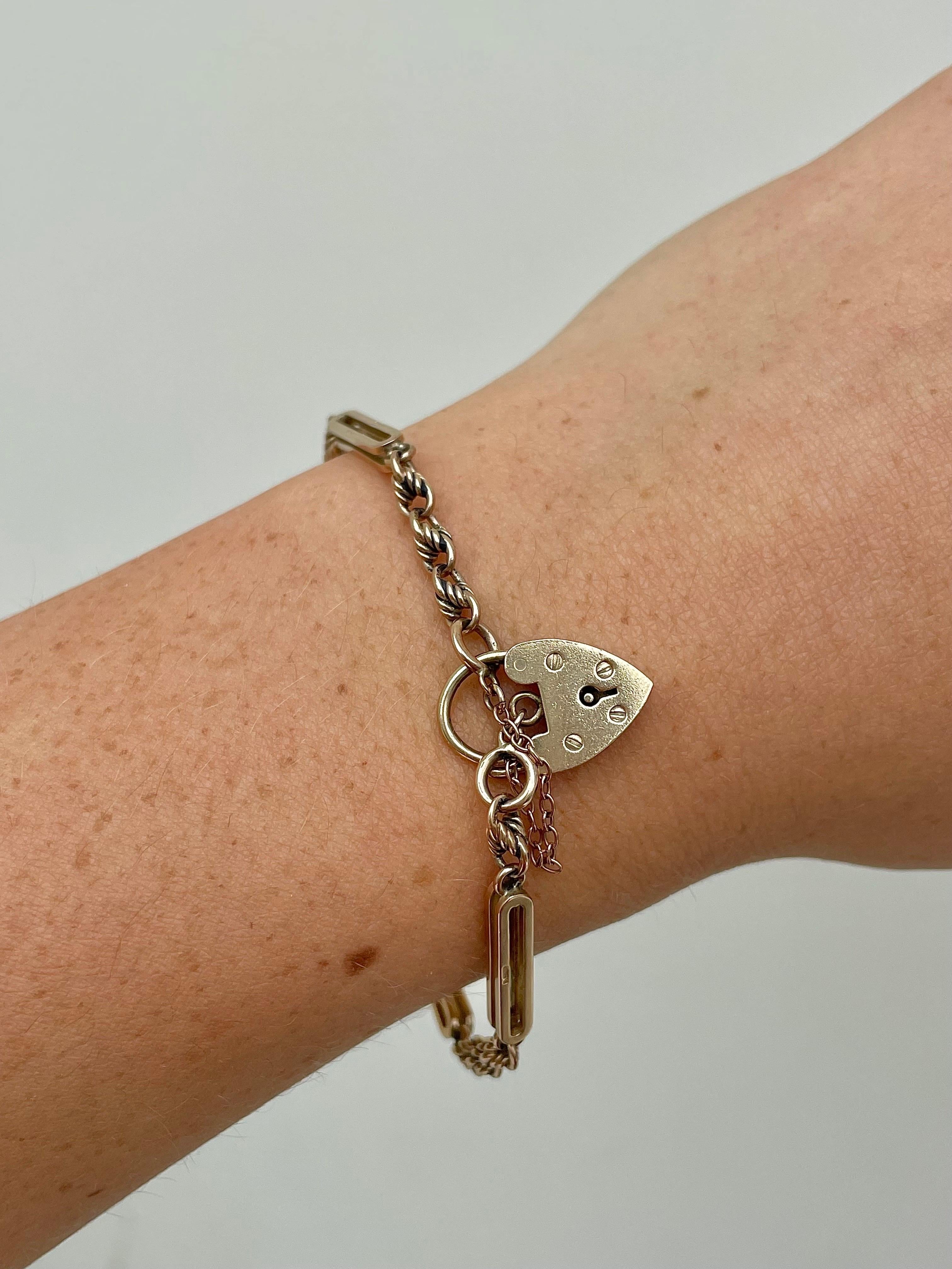 Pretty Antique 9ct Yellow Gold Curb Bracelet with Heart Padlock In Good Condition For Sale In Chipping Campden, GB