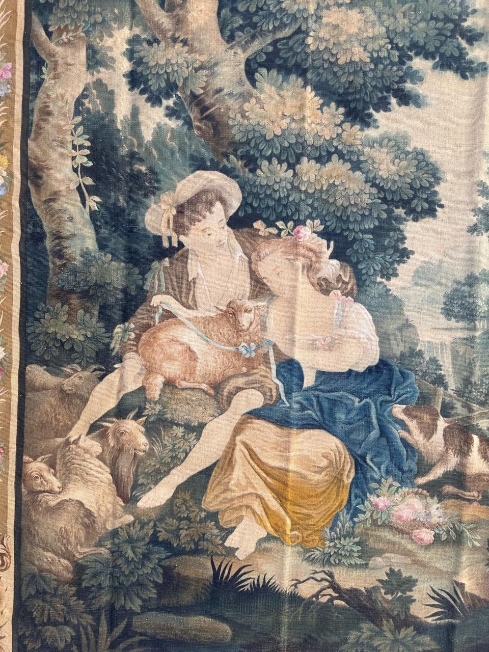 Grazioso cartone per arazzo francese del XIX secolo con un bel disegno che raffigura una coppia di pastori in una scena galante, seduti sotto gli alberi, vicino a un fiume, con un agnello in braccio dipinto a mano con bei colori.

