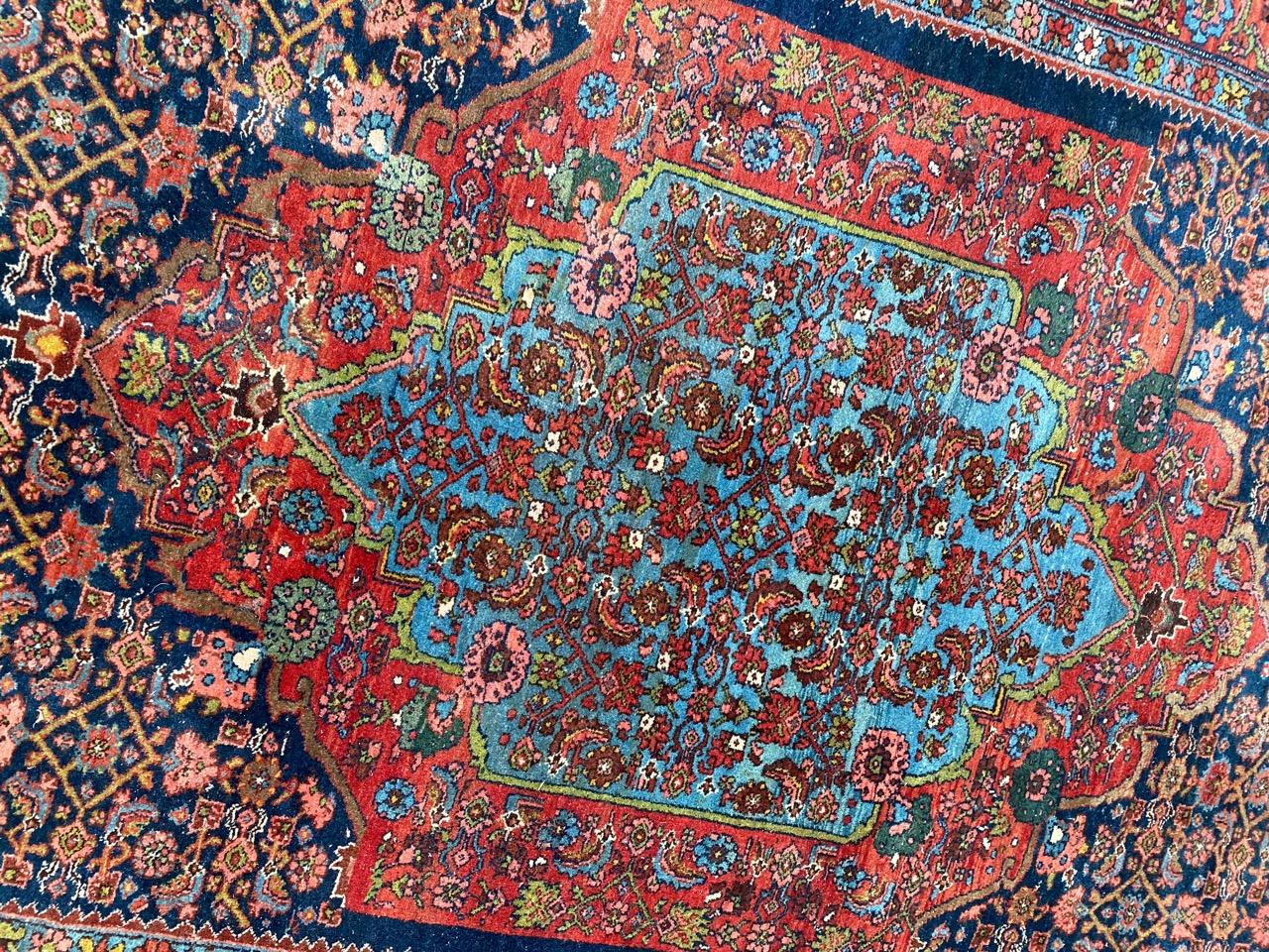 Maravillosa alfombra Bijar de finales del siglo XIX con bonito diseño tribal y geométrico y bellos colores naturales, anudada totalmente a mano con terciopelo de lana sobre base de lana.