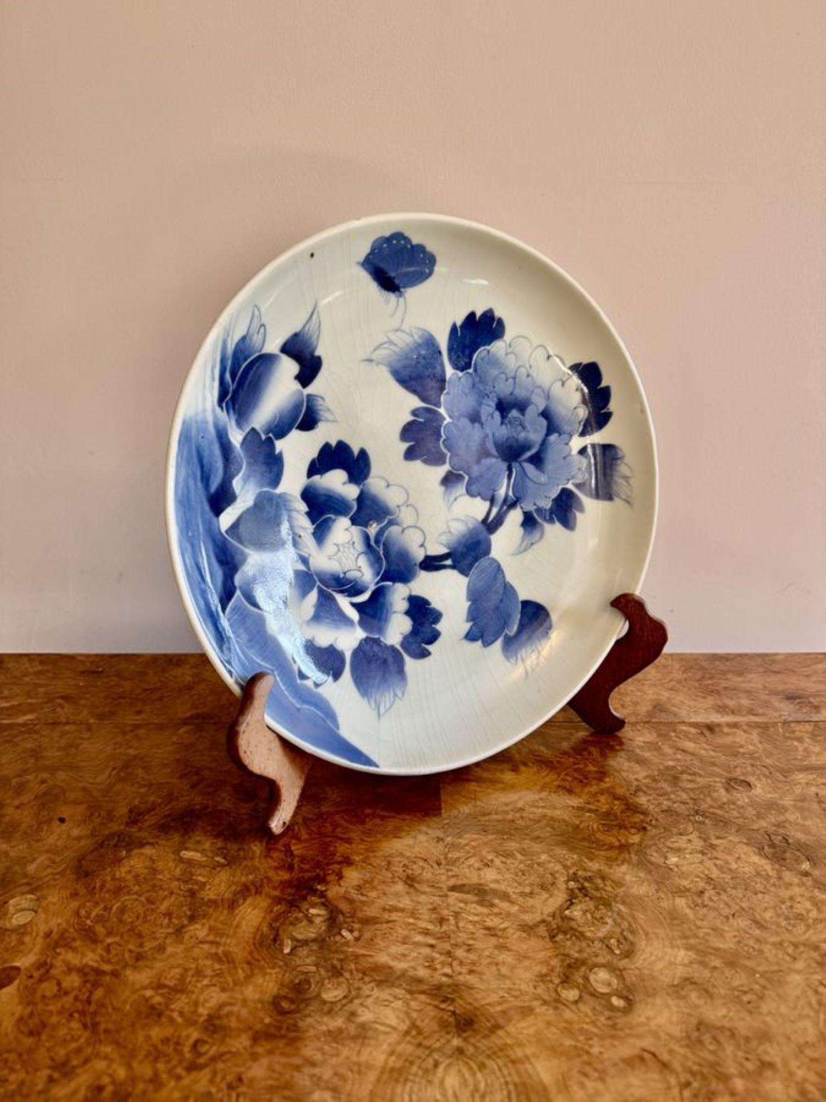 Japanned Pretty antique blue and white large Japanese imari plate For Sale
