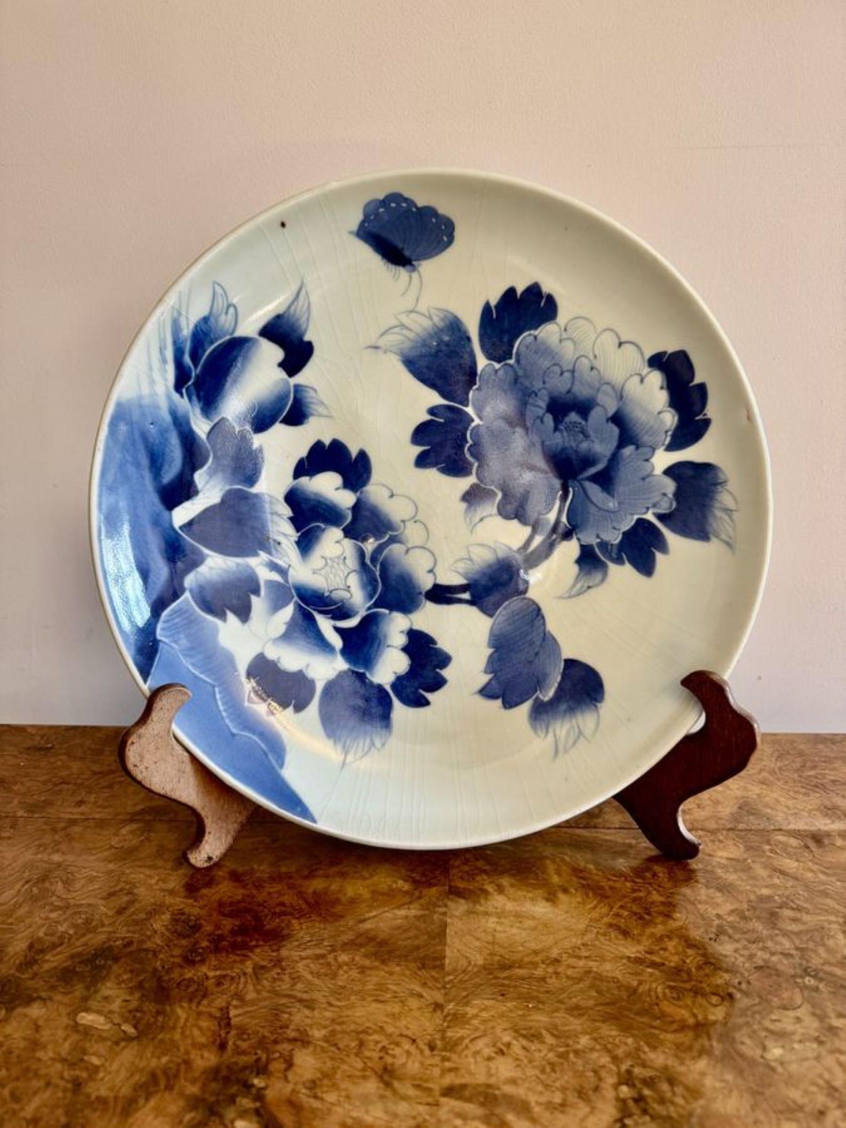 Pretty antique blue and white large Japanese imari plate In Good Condition For Sale In Ipswich, GB