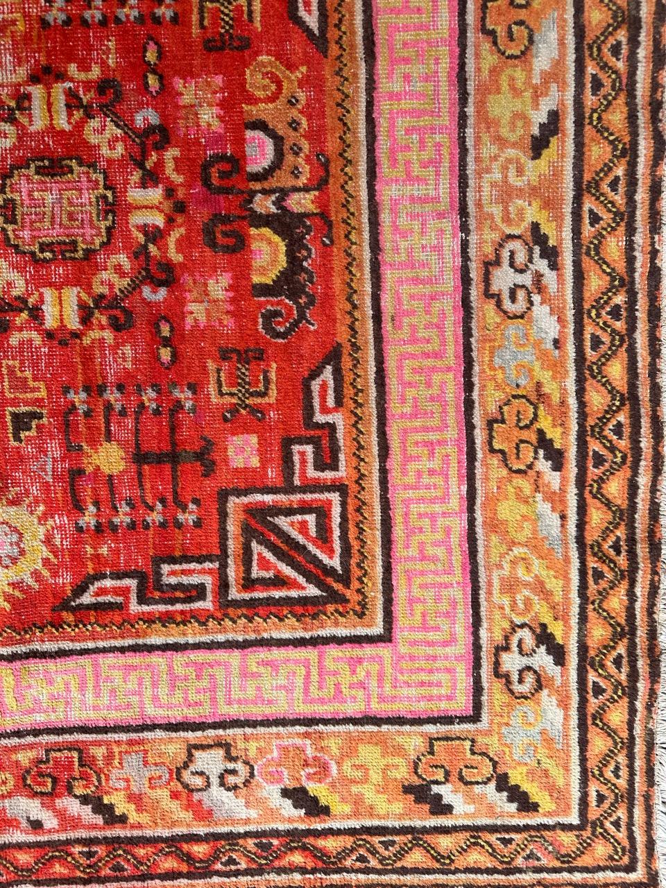 Joli tapis chinois ancien Khotan en vente 3