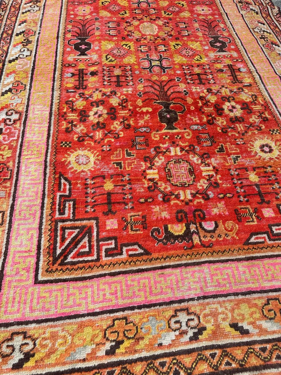 Joli tapis chinois ancien Khotan en vente 5