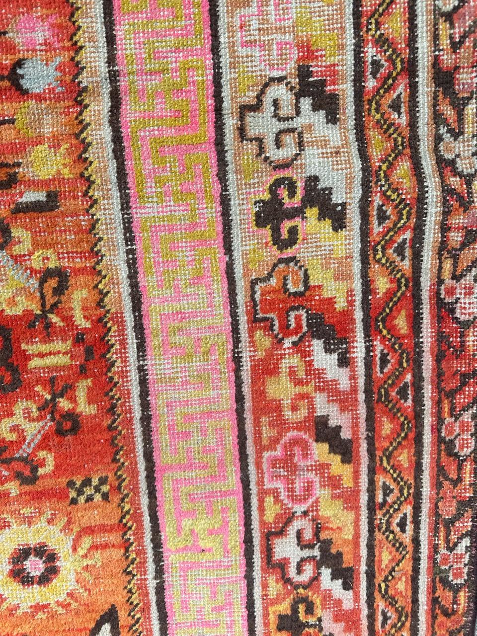 Joli tapis chinois ancien Khotan en vente 10