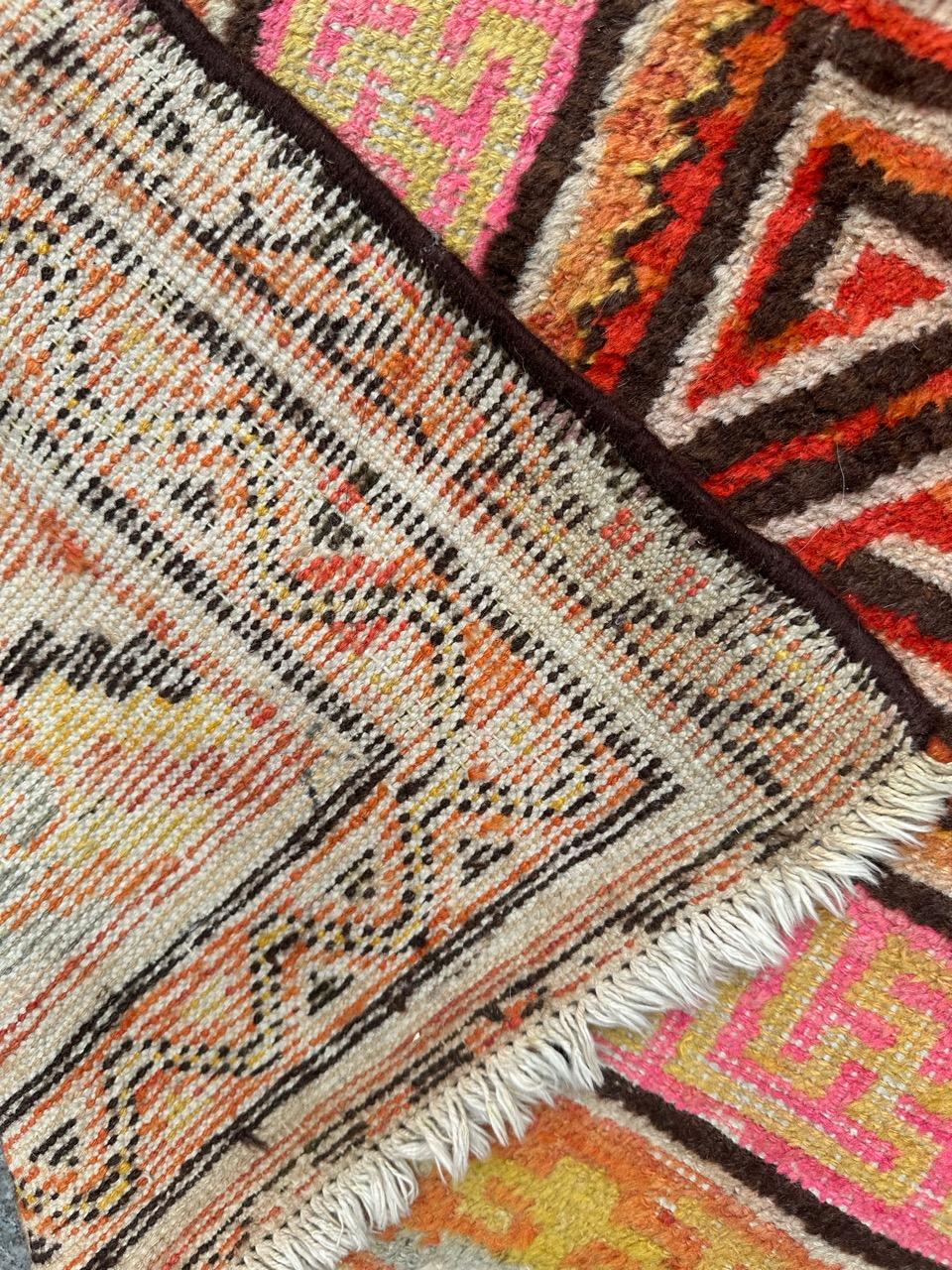 Joli tapis chinois ancien Khotan en vente 11