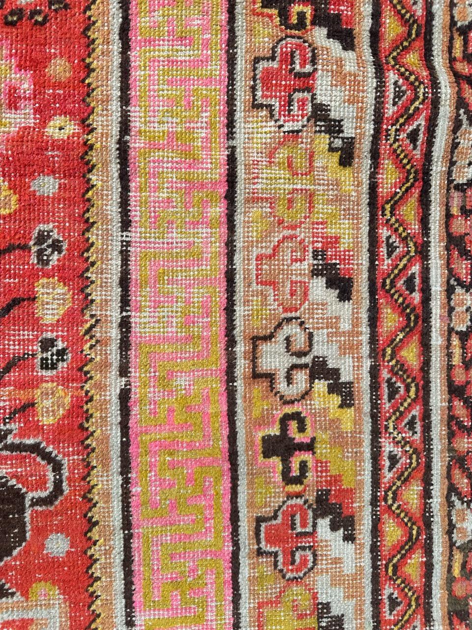 Joli tapis chinois ancien Khotan en vente 12