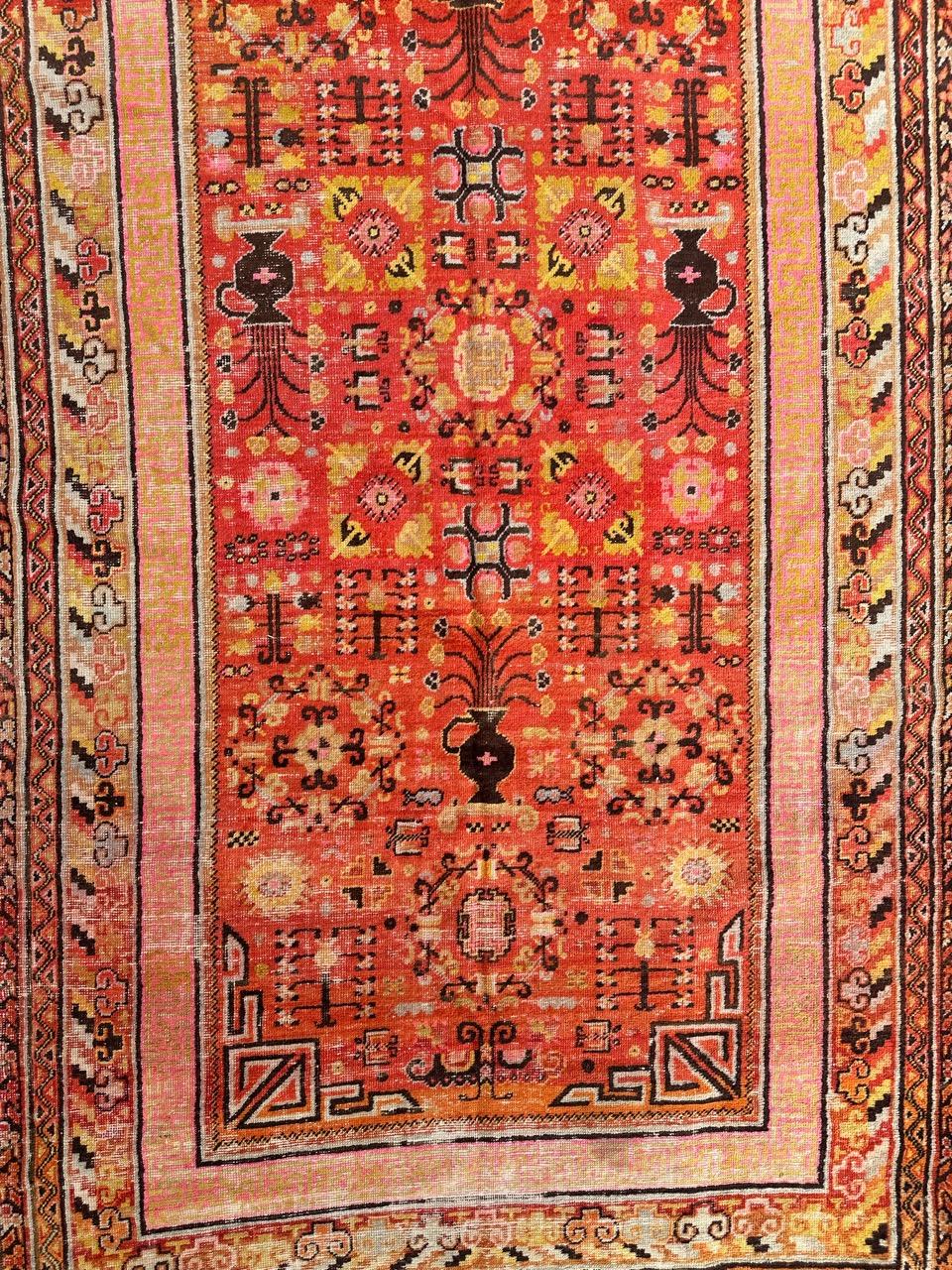 Très beau tapis long et large de Whiting, datant du début du 20e siècle, avec de beaux motifs stylisés et de belles couleurs avec un champ de couleur orange, noir ou marron foncé, jaune, rose, crème et blanc dans les motifs, entièrement noué à la