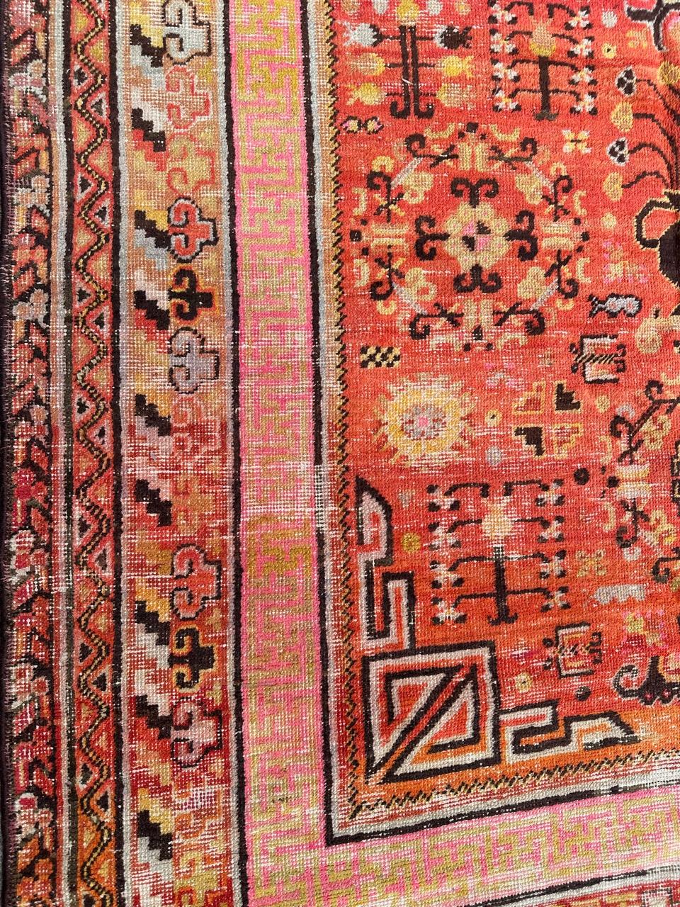 Chinois Joli tapis chinois ancien Khotan en vente
