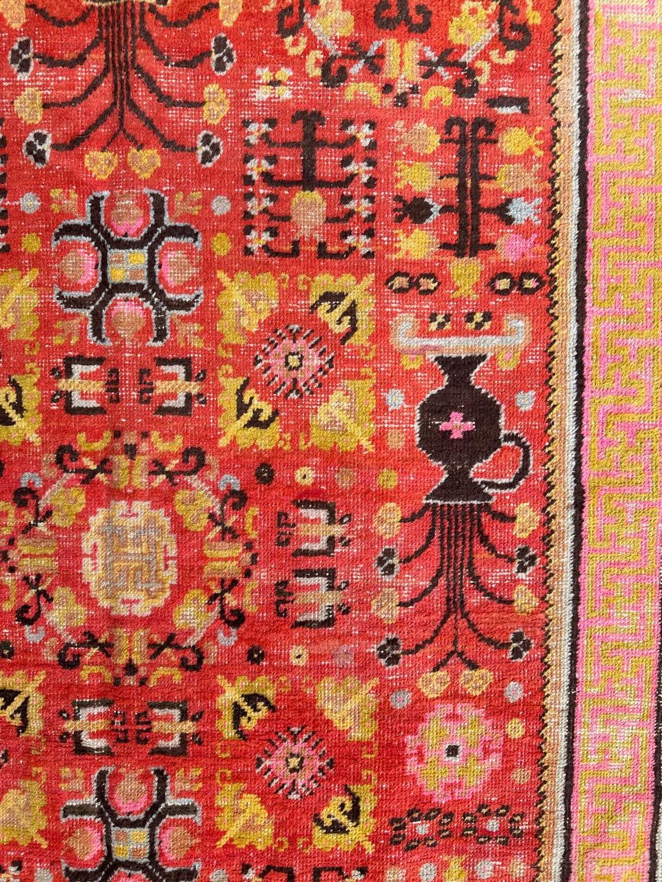 Joli tapis chinois ancien Khotan en vente 1