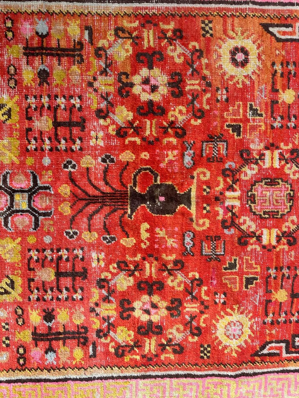Joli tapis chinois ancien Khotan en vente 2