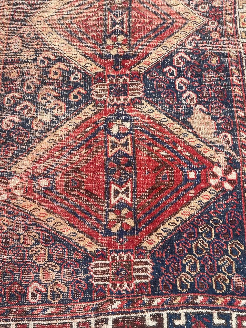 Schöner Afshar-Teppich aus dem späten 19. Jahrhundert mit einem schönen geometrischen und Stammesmuster und schönen natürlichen Farben mit Rot, Marineblau, Grün, Orange und Weiß, komplett handgeknüpft mit Wolle auf Baumwollbasis. Wichtige