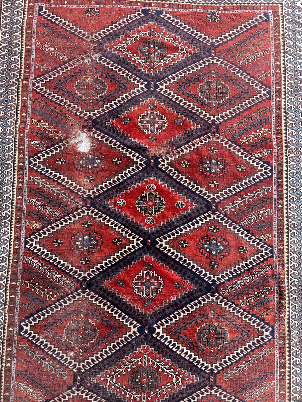Bellissimo tappeto Qashqai della fine del XIX secolo dal design geometrico e tribale e dai colori naturali: blu navy, rosso, verde, azzurro, giallo e bianco, interamente e finemente annodato a mano con lana su base di lana.
Molti segni di usura,
