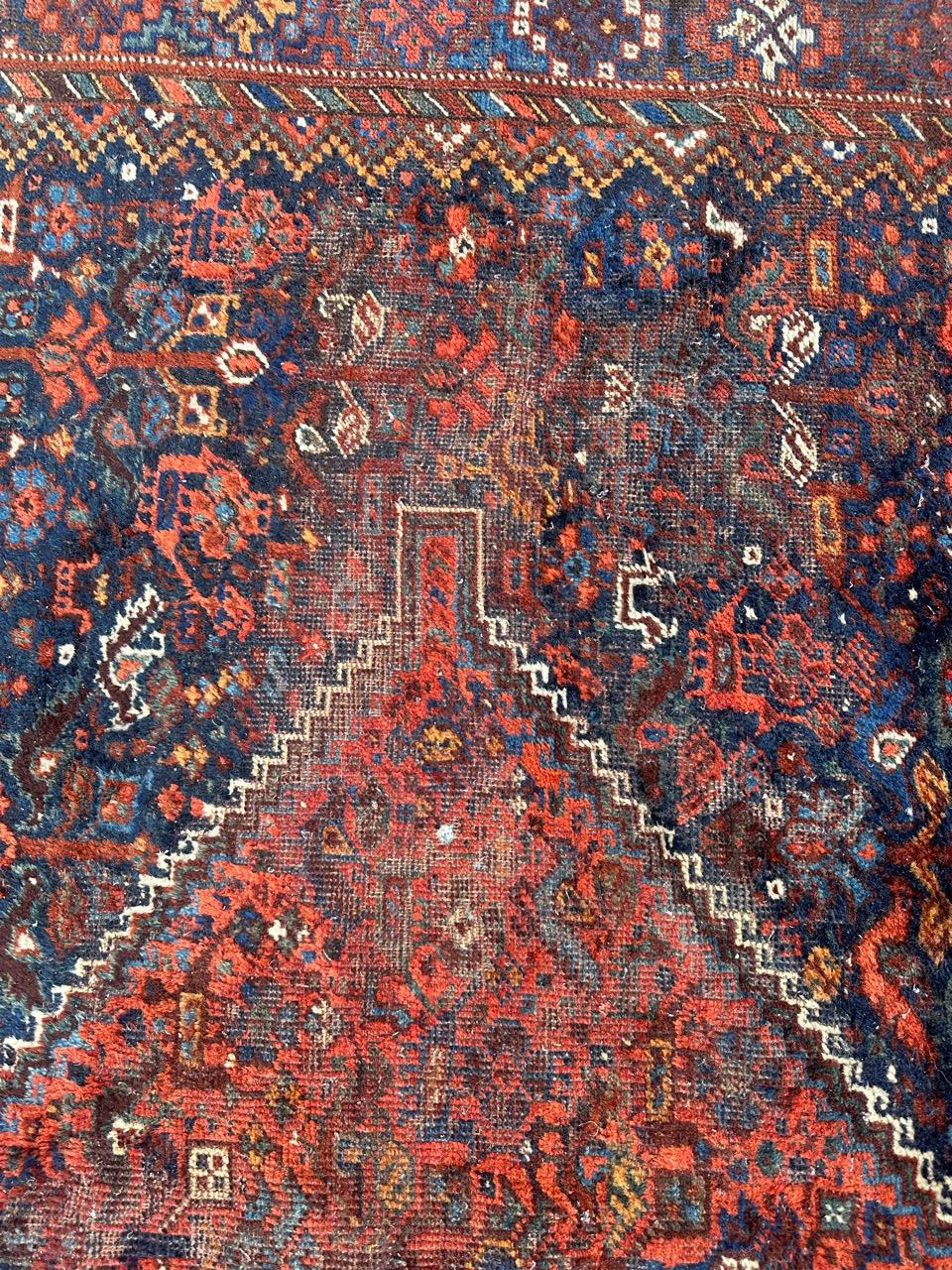 Bonita alfombra antigua Shiraz envejecida en venta 3