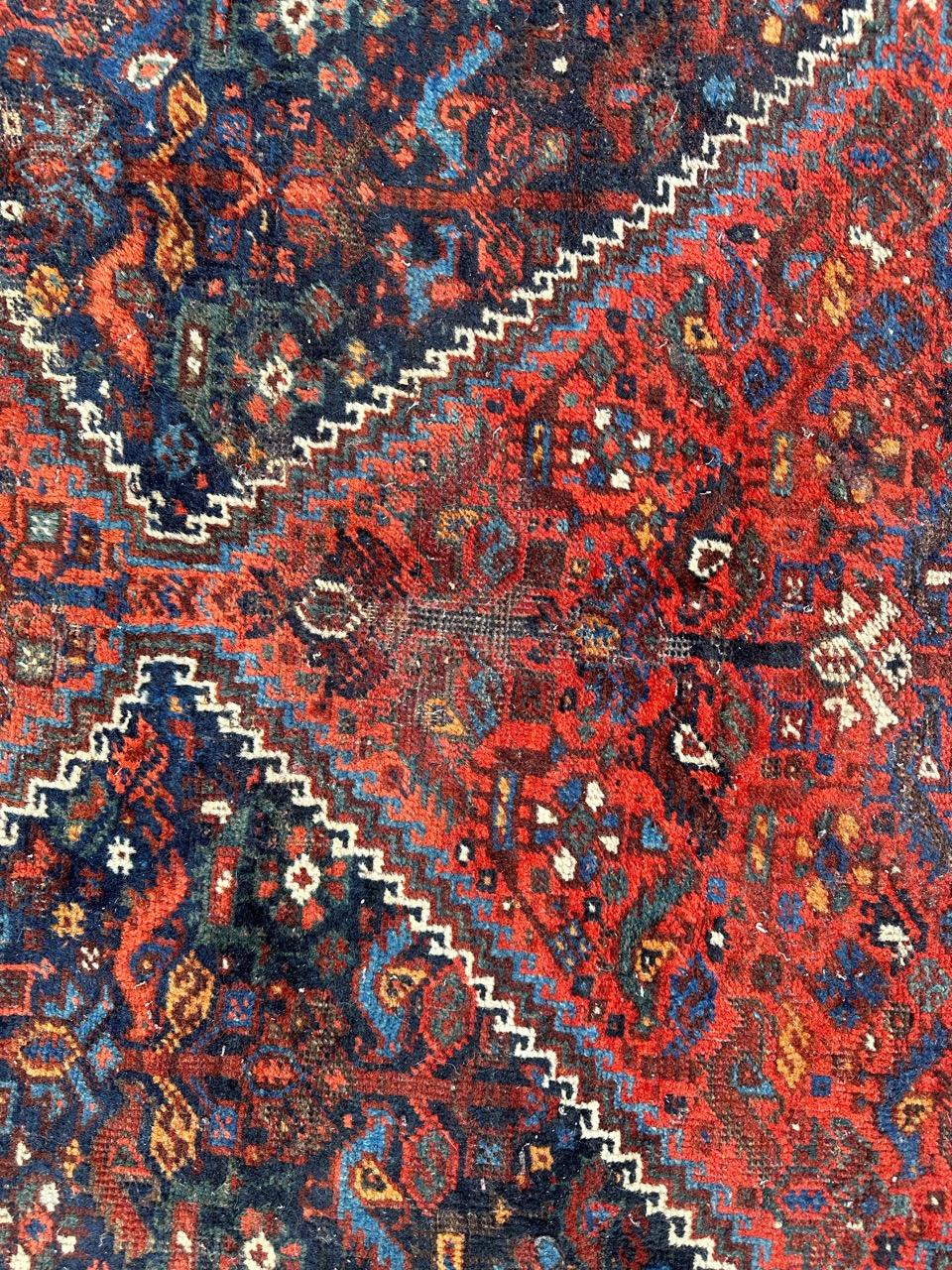 Bonita alfombra antigua Shiraz envejecida en venta 4