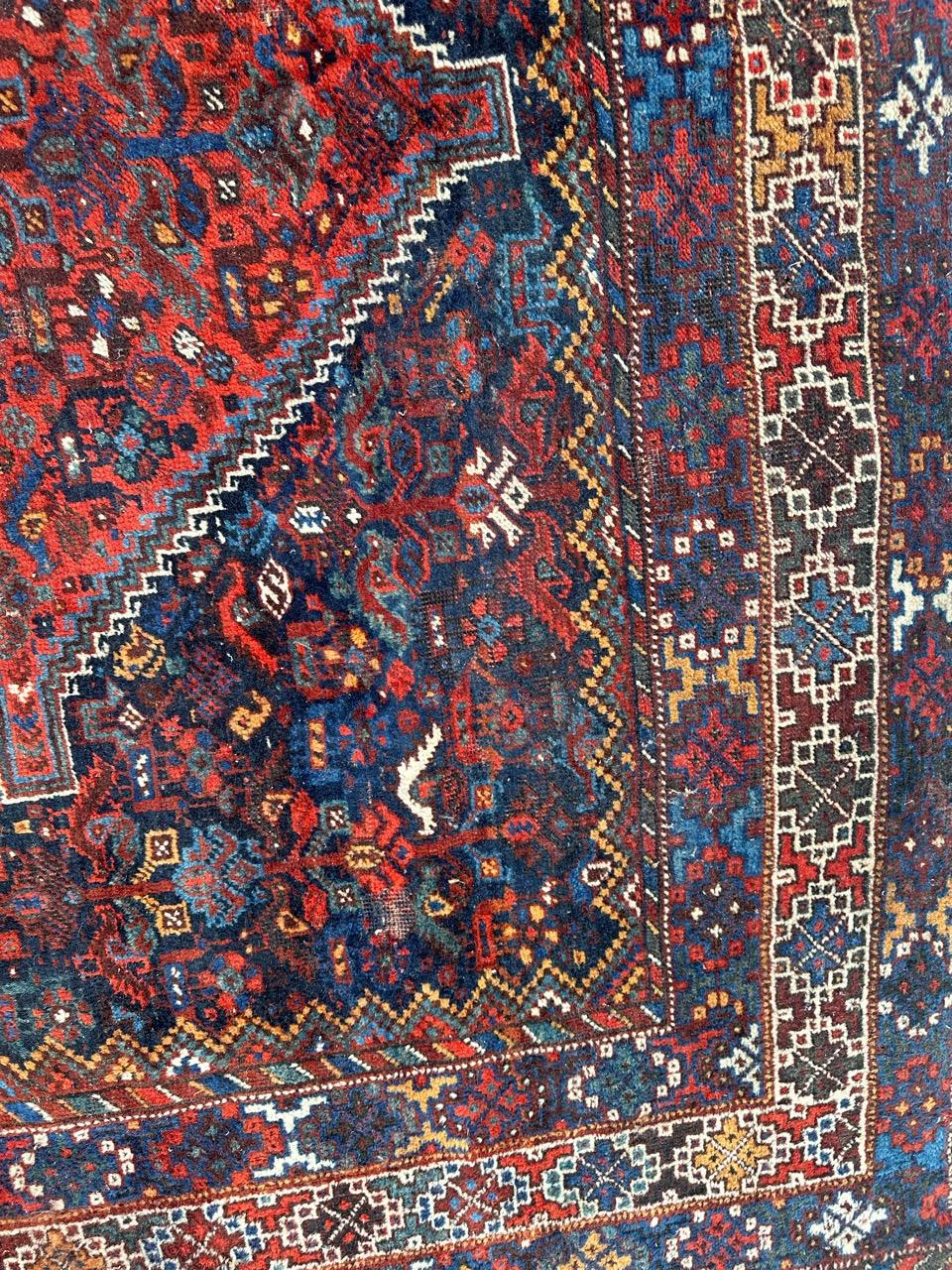 Bonita alfombra antigua Shiraz envejecida en venta 7