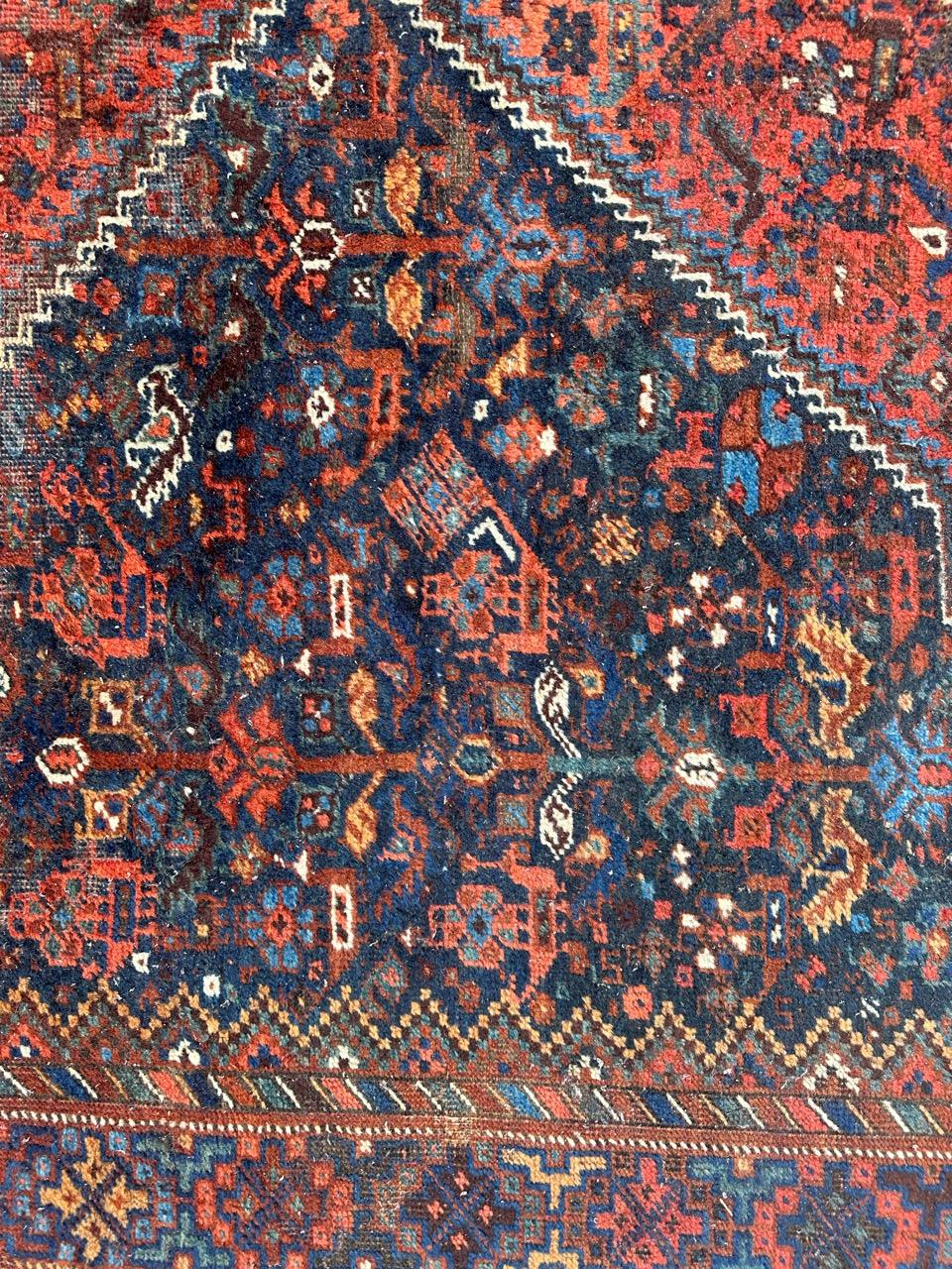 Bonita alfombra antigua Shiraz envejecida en venta 9