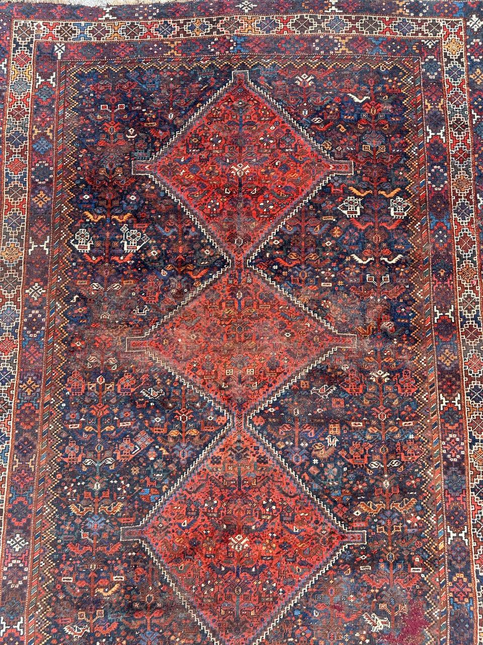 Bonita alfombra antigua Shiraz envejecida Tribal en venta