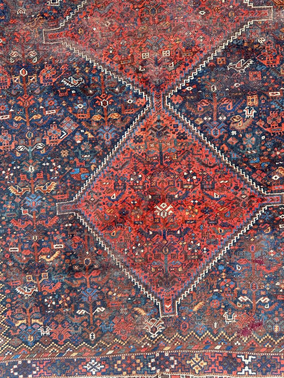 Bonita alfombra antigua Shiraz envejecida Anudado a mano en venta
