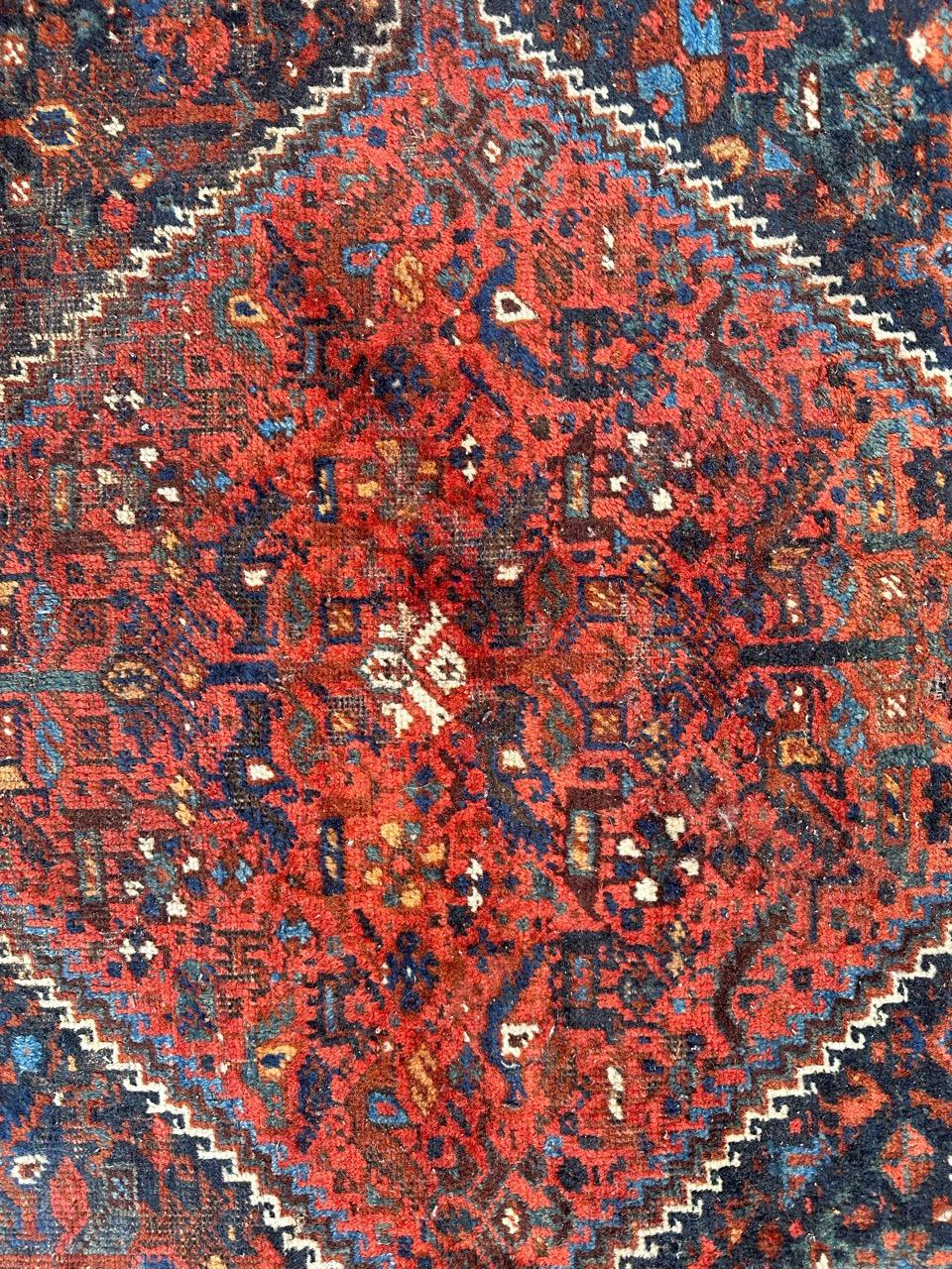 Bonita alfombra antigua Shiraz envejecida en venta 1