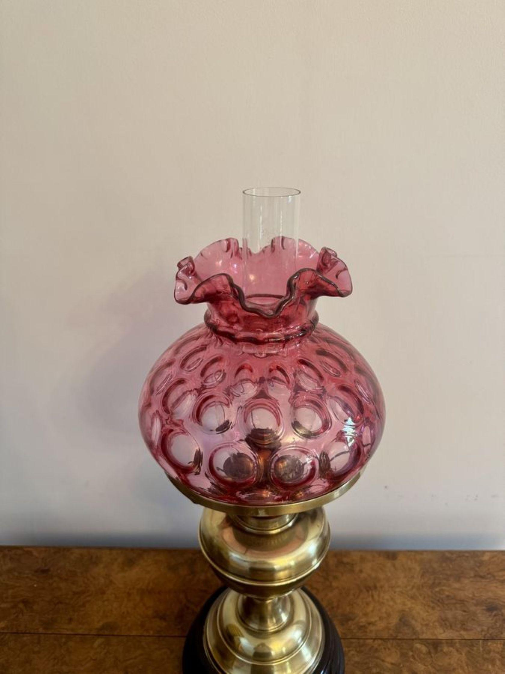 Jolie lampe à huile édouardienne ancienne en laiton avec abat-jour en verre canneberge Bon état - En vente à Ipswich, GB