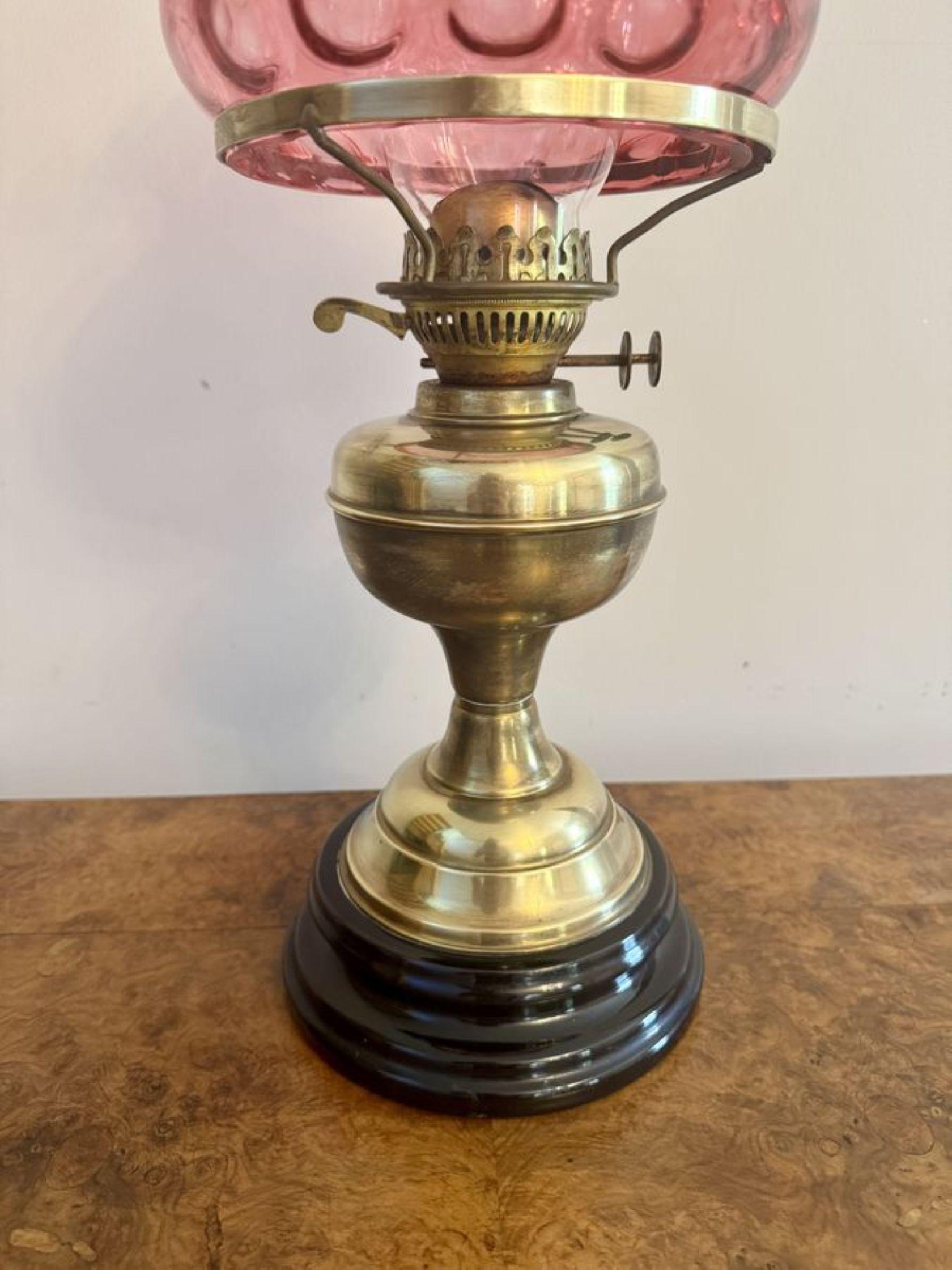 20ième siècle Jolie lampe à huile édouardienne ancienne en laiton avec abat-jour en verre canneberge en vente