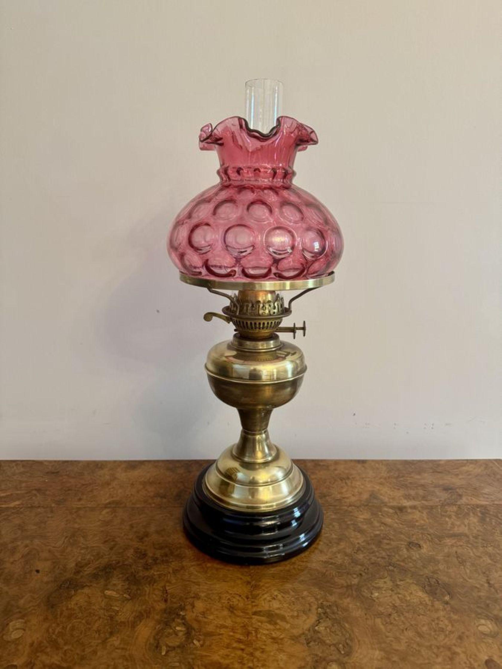 Laiton Jolie lampe à huile édouardienne ancienne en laiton avec abat-jour en verre canneberge en vente