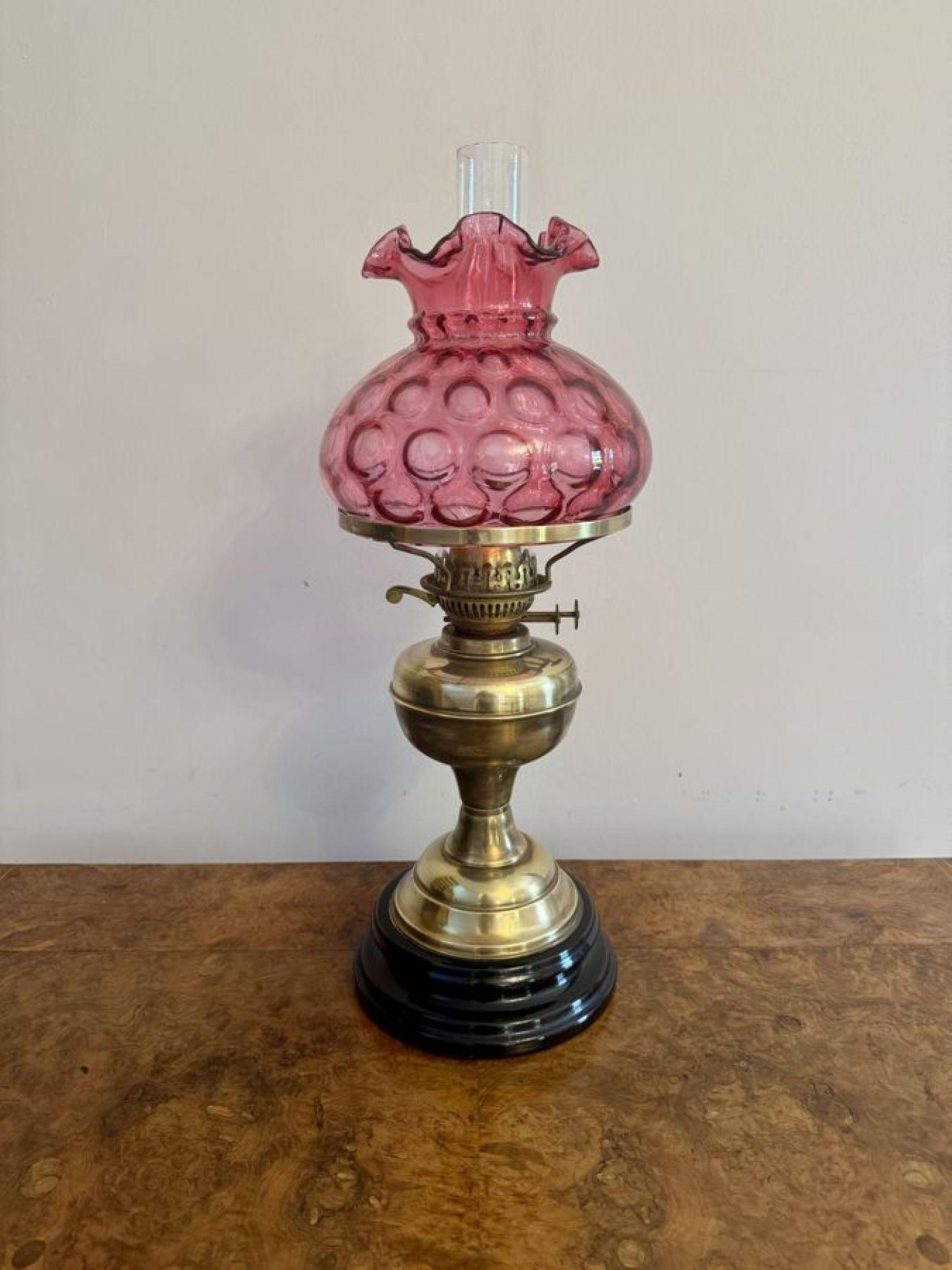 Jolie lampe à huile édouardienne ancienne en laiton avec abat-jour en verre canneberge en vente 1