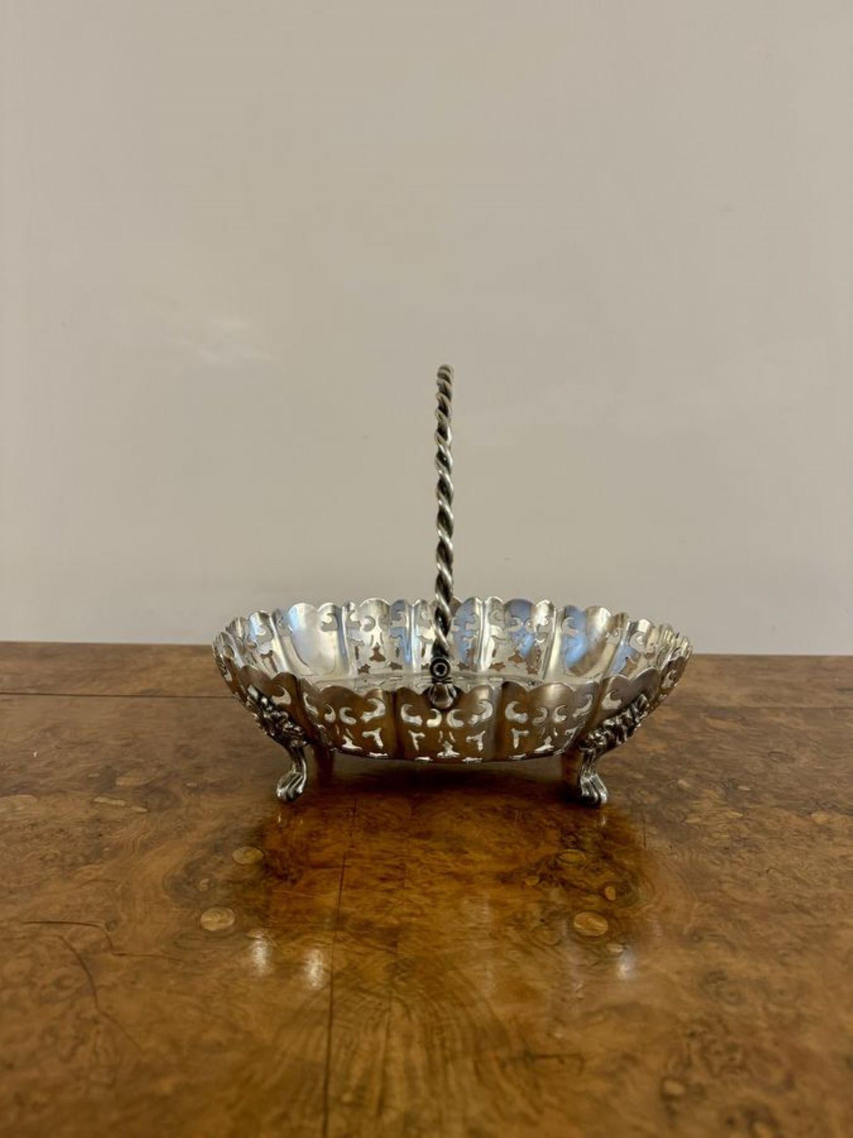 Joli panier à gâteau antique en métal argenté de la période édouardienne, avec un panier à gâteau antique en métal argenté de la période édouardienne, avec une anse en corde au sommet au-dessus d'un panier en métal argenté orné et percé, reposant
