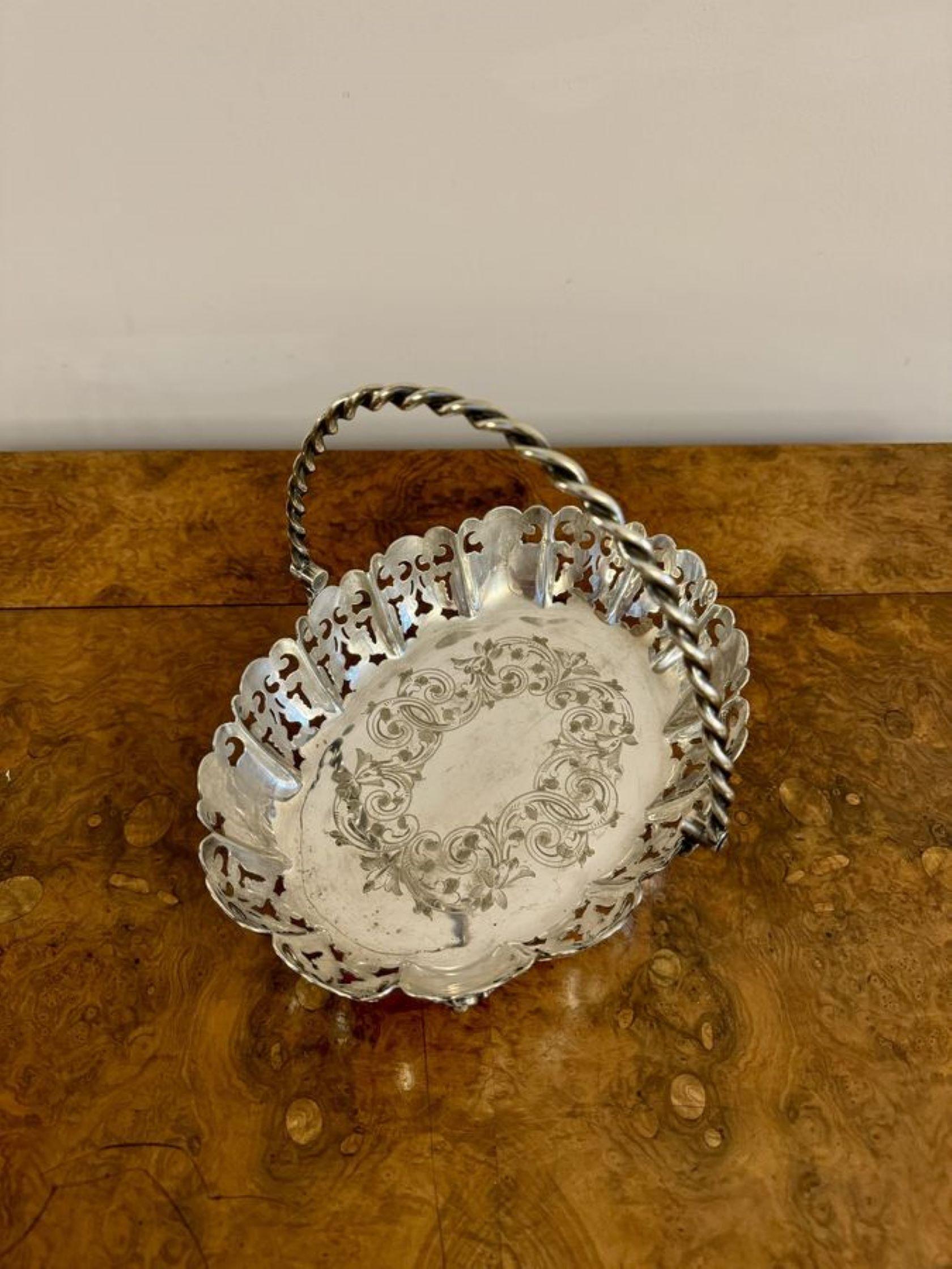 Édouardien Jolie corbeille à gâteau édouardienne ancienne en métal argenté en vente