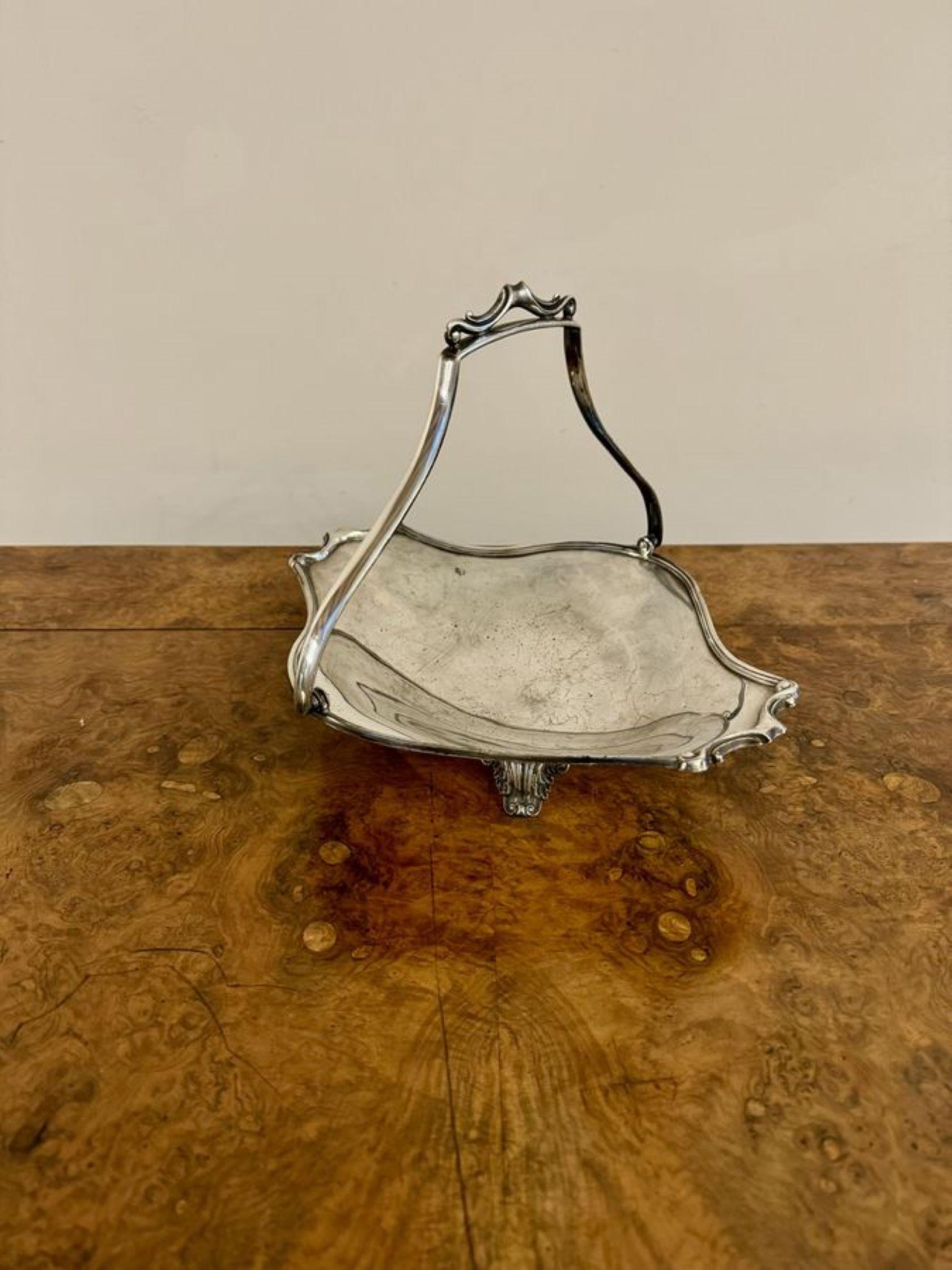 Édouardien Jolie corbeille à gâteau édouardienne ancienne en métal argenté en vente