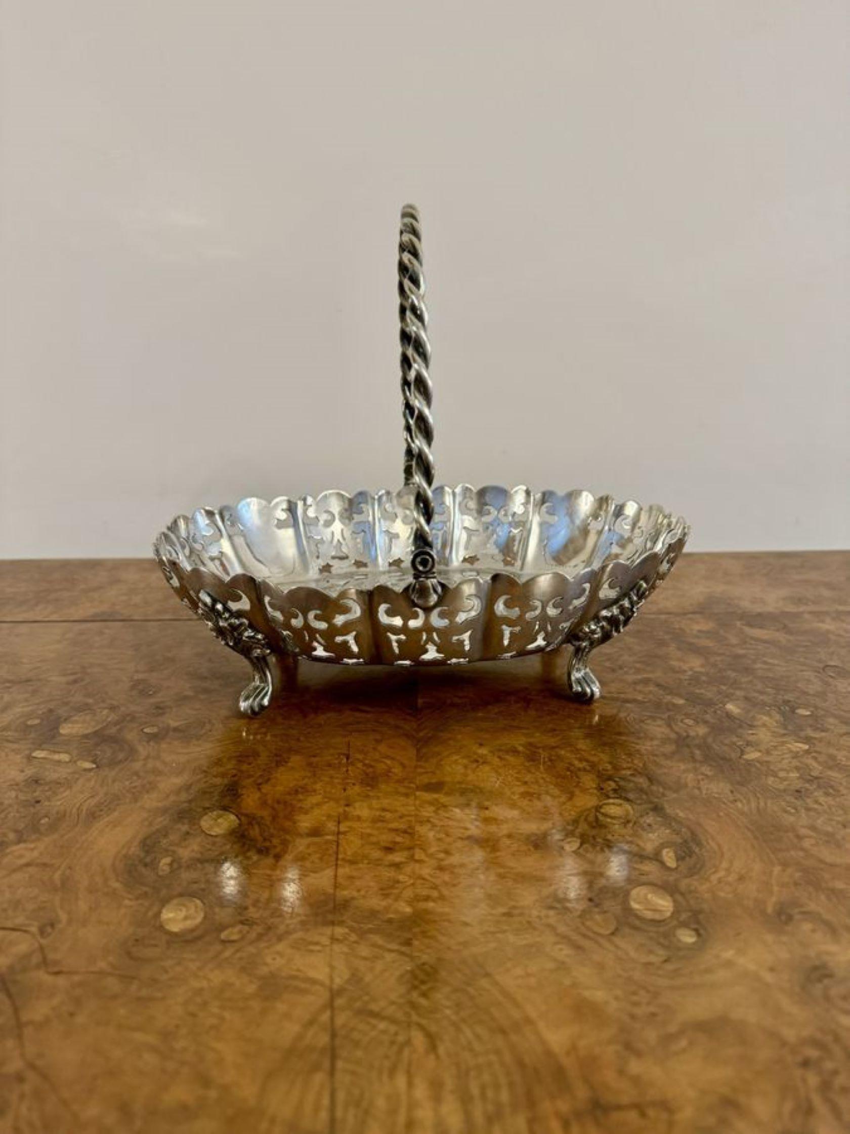 Jolie corbeille à gâteau édouardienne ancienne en métal argenté Bon état - En vente à Ipswich, GB