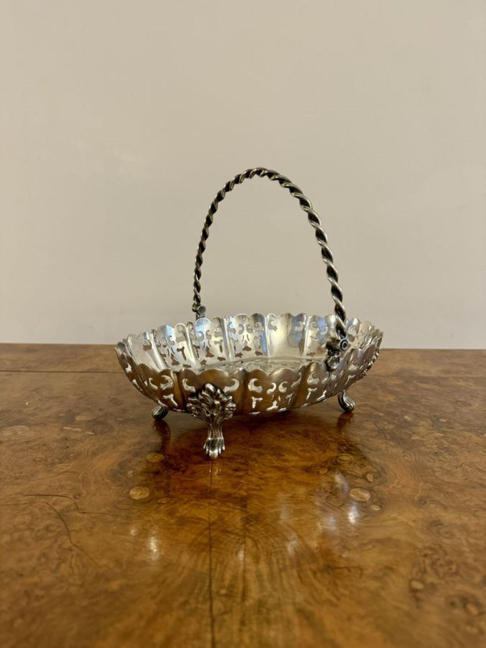 20ième siècle Jolie corbeille à gâteau édouardienne ancienne en métal argenté en vente