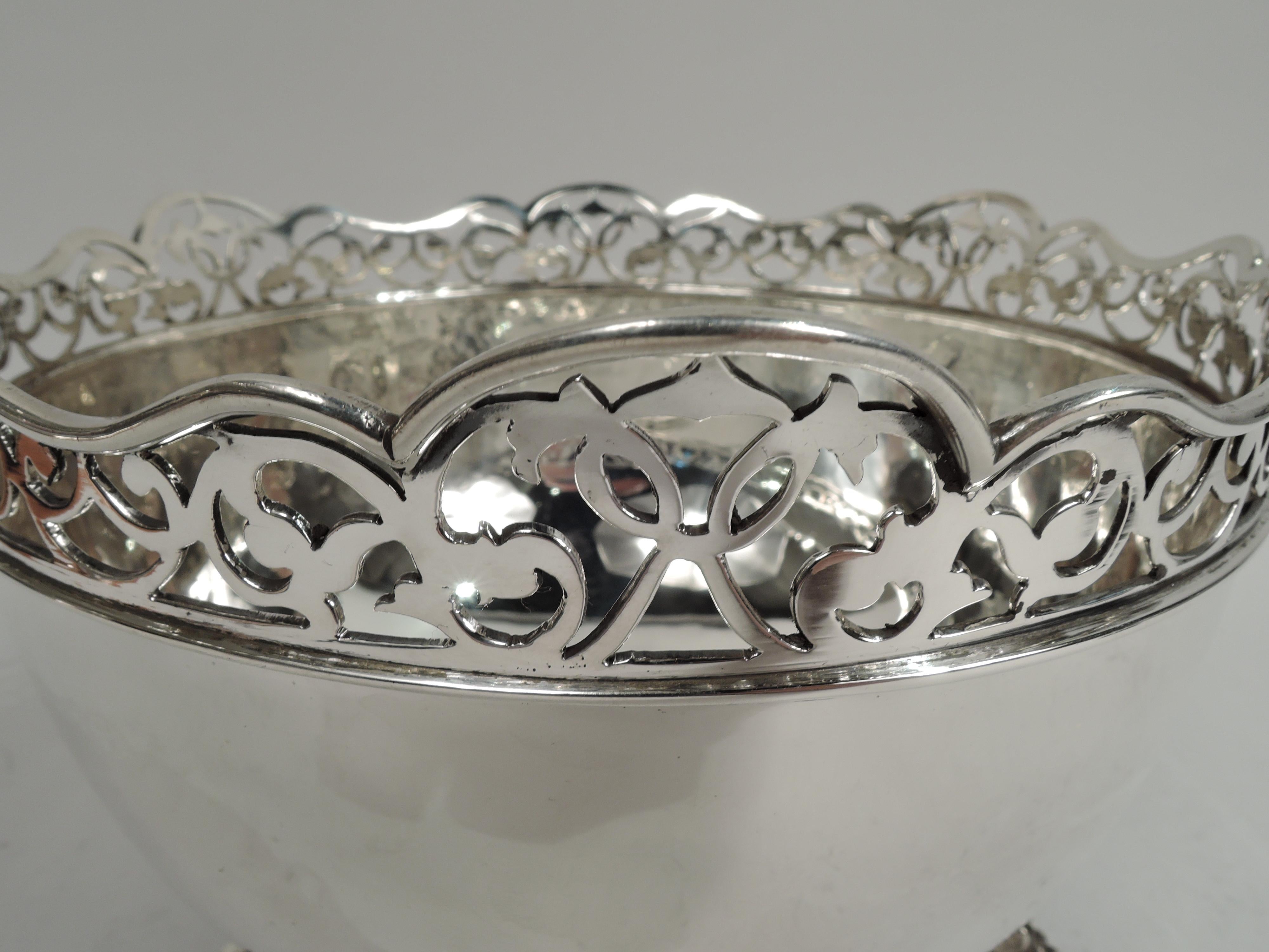 Pretty Antique English Edwardian Classical Sterling Silver Bowl In Good Condition For Sale In New York, NY