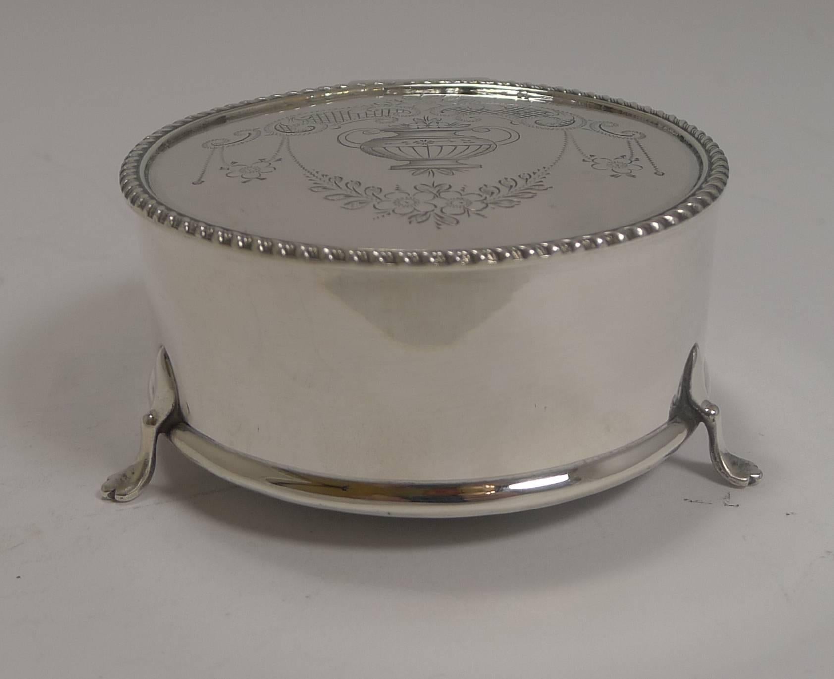 Pretty Antique English Sterling Silver Jewelry Box, 1915 In Excellent Condition In Bath, GB