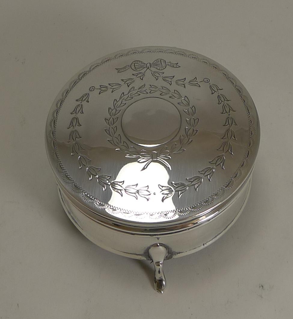 Pretty Antique English Sterling Silver Jewelry or Ring Box, 1913 In Excellent Condition In Bath, GB