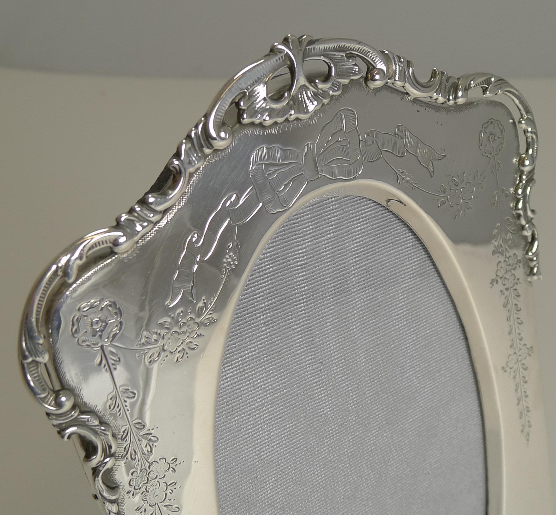Pretty Antique English Sterling Silver Photograph Frame, 1905 In Excellent Condition In Bath, GB