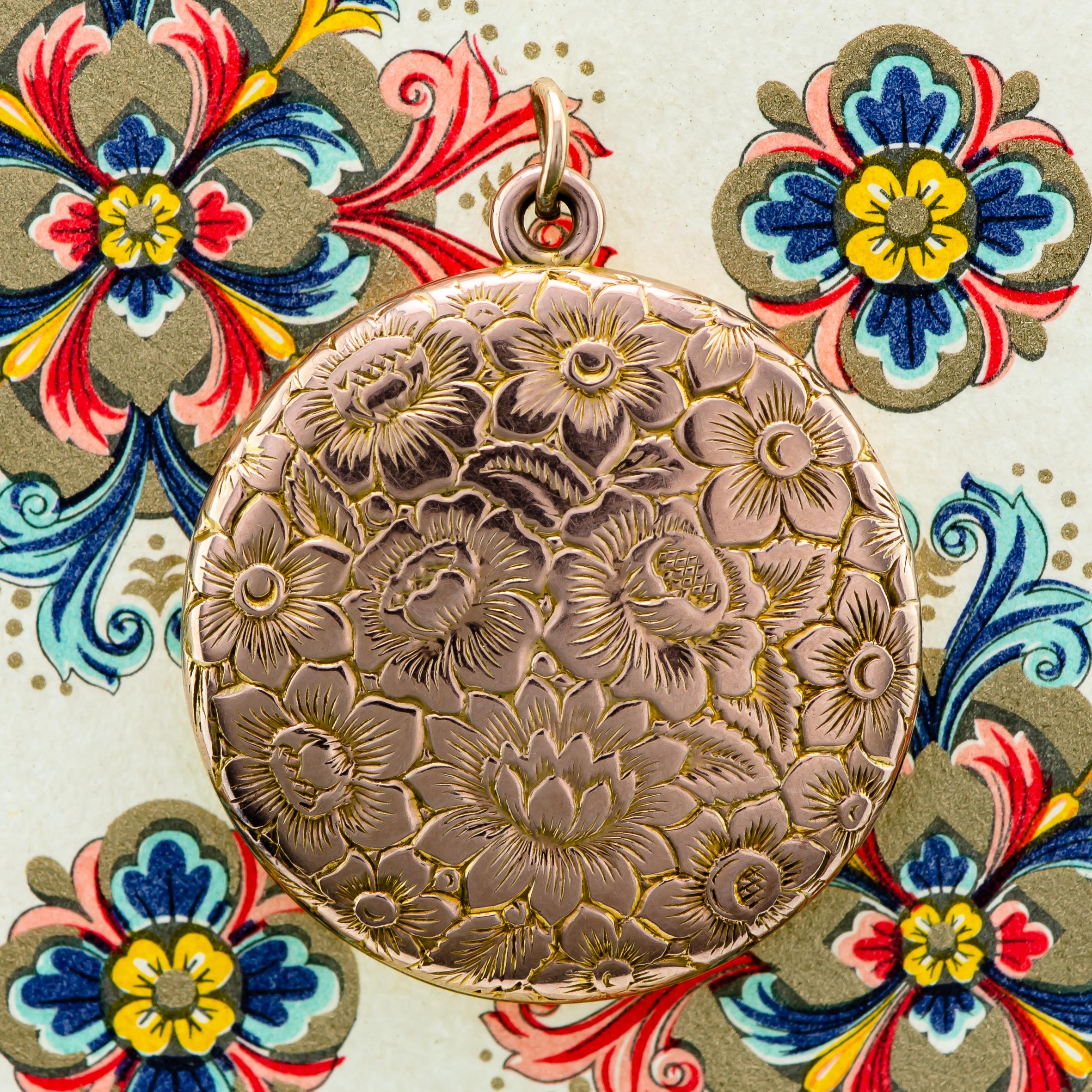 Pretty Antique Engraved Floral Round Yellow Gold Locket, circa 1900 In Good Condition In Lombard, IL