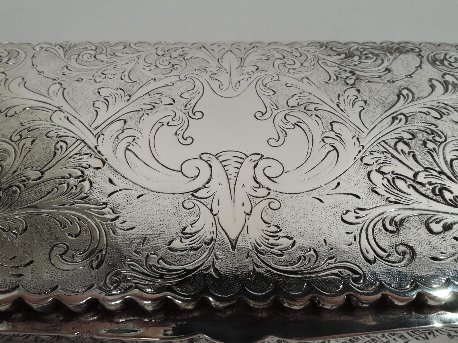 Bonita caja clásica europea antigua de plata para recuerdos siglo XX en venta