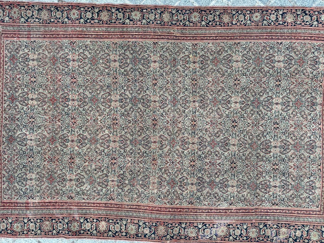 Merveilleux tapis seneh antique avec de jolis motifs décoratifs et très fins de symboles et de fleurs stylisées et de palmettes, et de belles couleurs naturelles avec un champ beige, rouge, bleu foncé, vert clair et jaune, entièrement et extrêmement