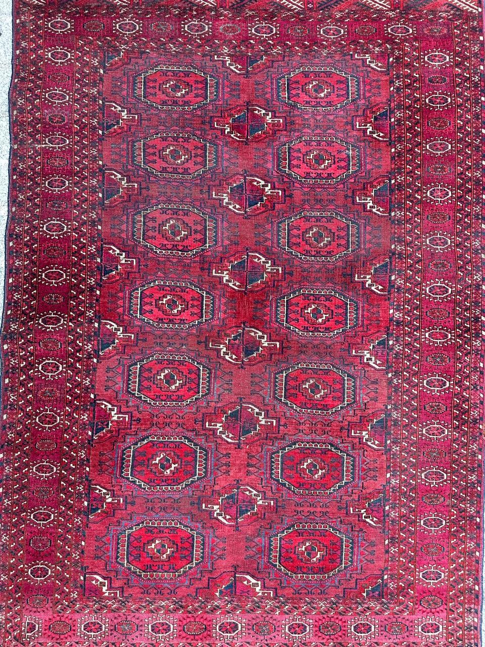 Magnifique tapis turkmène Bokhara de la fin du 19ème siècle avec de jolis motifs géométriques et traditionnels des tapis Bokhara et de belles couleurs naturelles, entièrement et très finement noué à la main avec de la laine sur une base de laine.