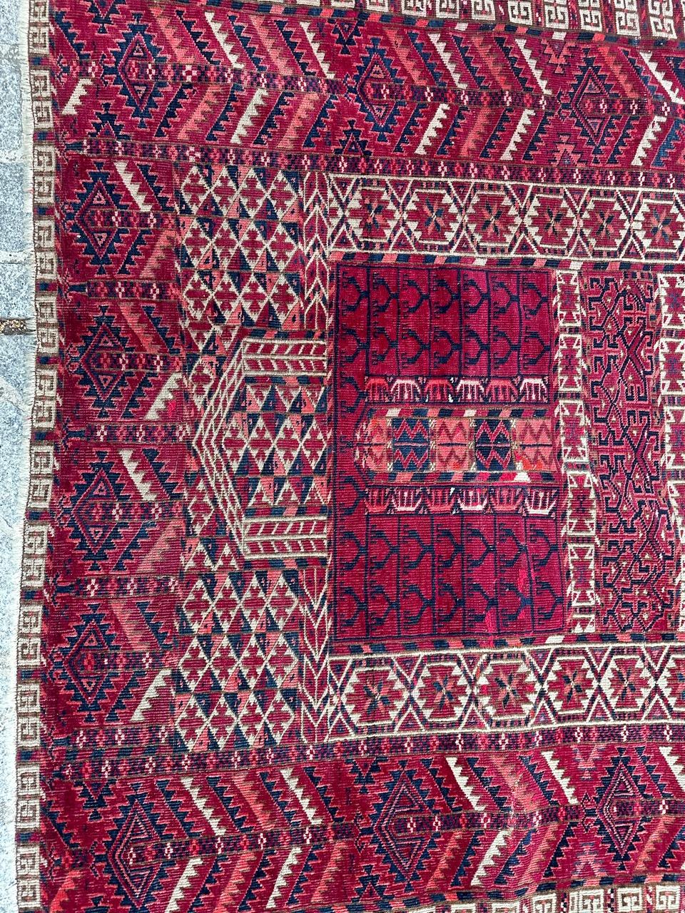 Magnifique tapis Hachlou turkmène de la fin du 19ème siècle, avec de jolis motifs géométriques et traditionnels des tapis Hachlou et de belles couleurs naturelles, entièrement et très finement noué à la main avec de la laine sur une base de laine.