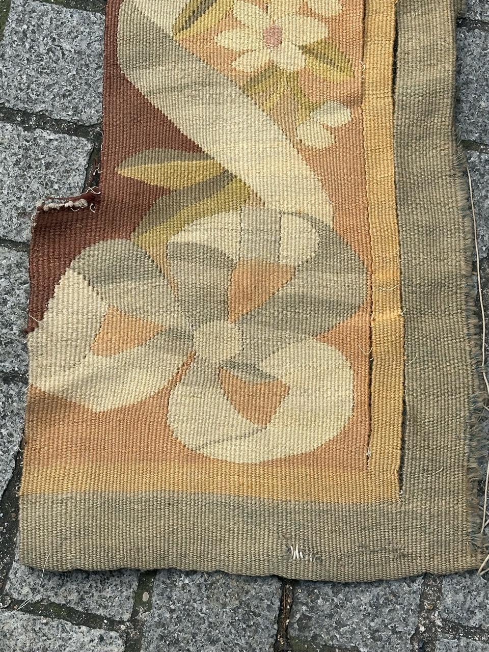 Sehr schöne antike französische Aubusson-Wandteppich-Bordüre mit Blumen. Mit schönen natürlichen Farben in den Tönen gelb, grün, rosa, lila und braun, komplett handgewebt in einer renommierten Manufaktur in Aubusson.

✨✨✨

